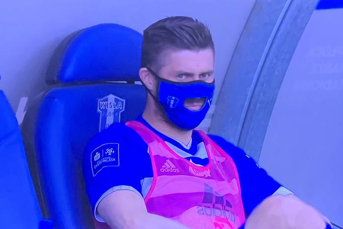 Dlaczego Grzegorz Kuświk miał maskę z dziurą na usta? Dziennikarz wyjaśnia zachowanie piłkarza Wisły Płock