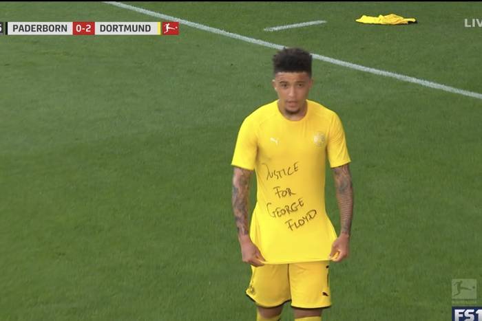 FIFA popiera walkę piłkarzy z rasizmem. "Zasługują na pochwałę, a nie na karę"