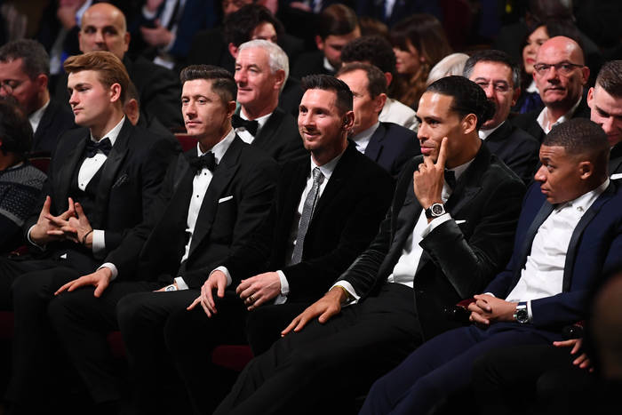 Złota Piłka 2021: Paryż szykuje się na przyjęcie gwiazd. Robert Lewandowski przy stole z największymi