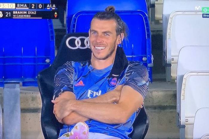 Gareth Bale znów się bawi na ławce rezerwowych. Obserwował mecz przez lornetkę z papieru toaletowego [ZDJĘCIE]