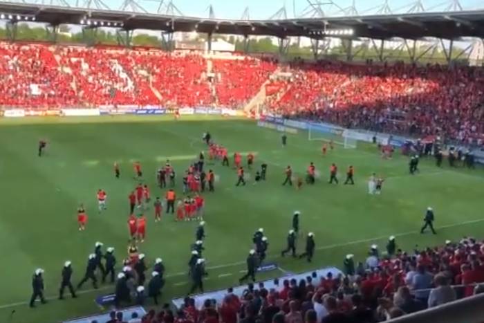 Skandaliczne sceny po awansie Widzewa Łódź do 1 Ligi! Kibole wtargnęli na boisko, uderzyli piłkarza [WIDEO]