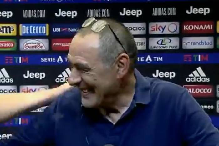 Tak świętował Juventus! Szczęsny dał Sarriemu odpalonego papierosa podczas wywiadu. "Zasłużyłeś" [WIDEO]
