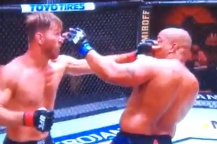 Wielka walka wieczoru na UFC 252. Daniel Cormier przegrał na koniec kariery [WIDEO]