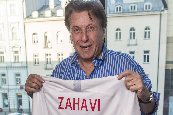 Media: Pini Zahavi pracuje nad głośnym transferem. Jego klient łączony z trzema wielkimi klubami