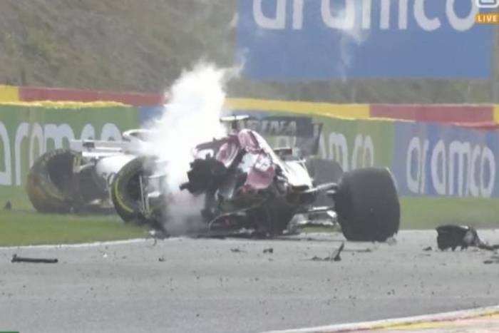 Groźny wypadek podczas Grand Prix Belgii. Lewis Hamilton znów był bezkonkurencyjny [WIDEO]