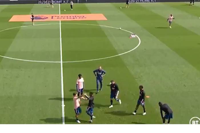 Spięcie piłkarzy Arsenalu na przedmeczowej rozgrzewce. Musieli rozdzielać ich koledzy [WIDEO]