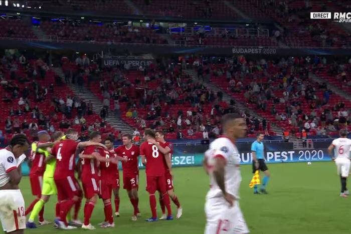 Twitter komentuje kolejny triumf Roberta Lewandowskiego i Bayernu Monachium. "Chłopak ze złota"