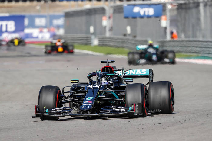 Lewis Hamilton goni Maxa Verstappena! Triumf Brytyjczyka w GP Kataru, pasjonująca walka o mistrzostwo świata