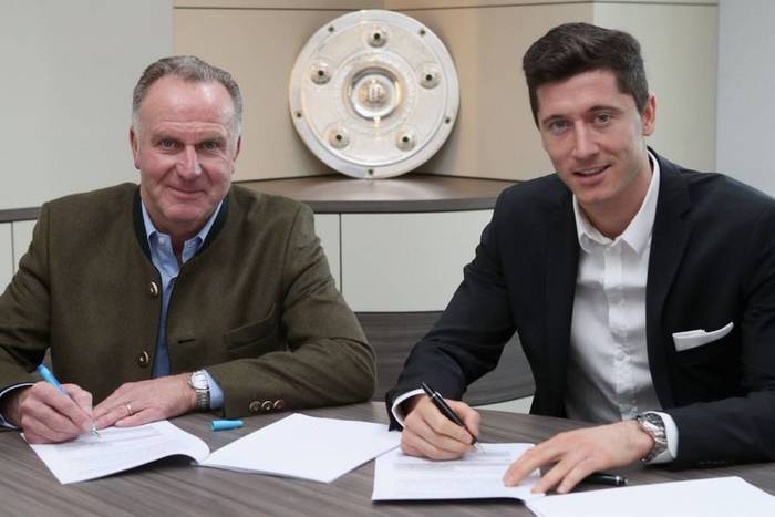 Tak Lewandowski podpisywał nową umowę z Bayernem. Z długopisem w ręce zorientował się, że został oszukany