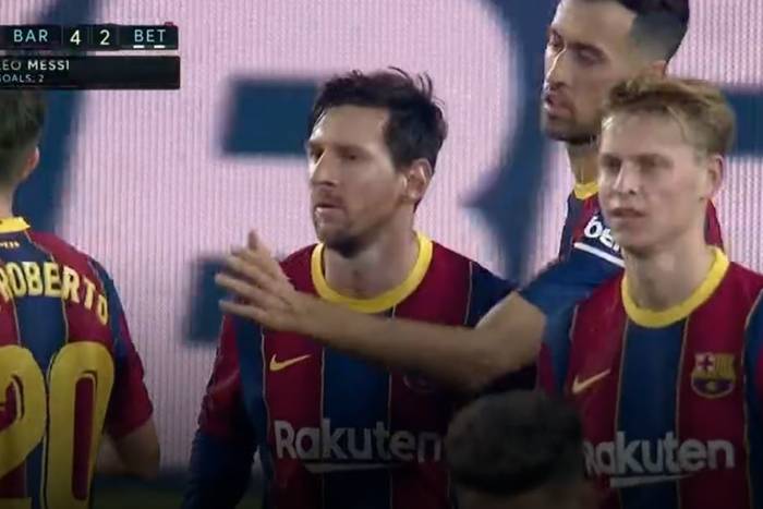 Koszmarny mecz Griezmanna i zmarnowany karny, Messi wreszcie trafił z gry. FC Barcelona pokonała Betis [WIDEO]