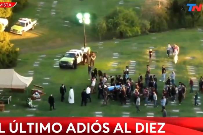 Odbył się już pogrzeb Diego Maradony. Ponad tysiąc żołnierzy ochraniało ceremonię przed fanami [WIDEO]