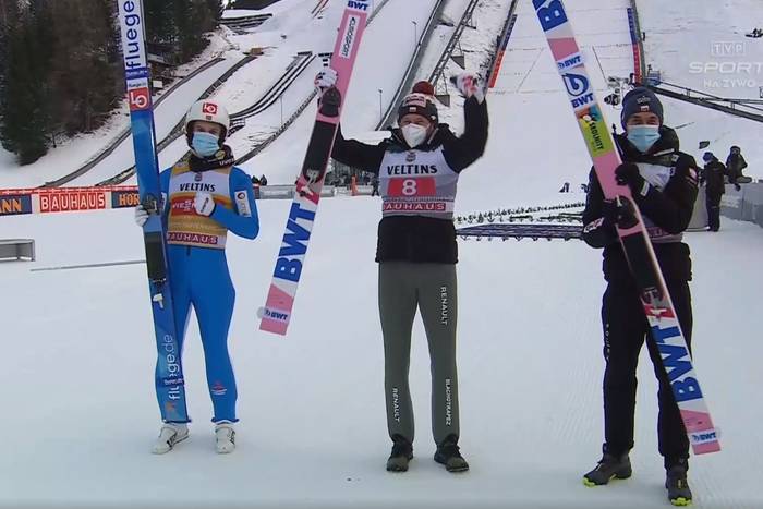 Dawid Kubacki na podium Pucharu Świata w skokach narciarskich. Kamil Stoch i Piotr Żyła tuż za nim