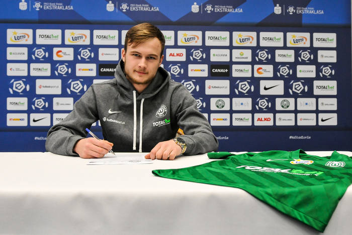 Warta Poznań wypożyczyła piłkarza Pogoni Szczecin. Wcześniej przedłużył on kontrakt z "Portowcami"