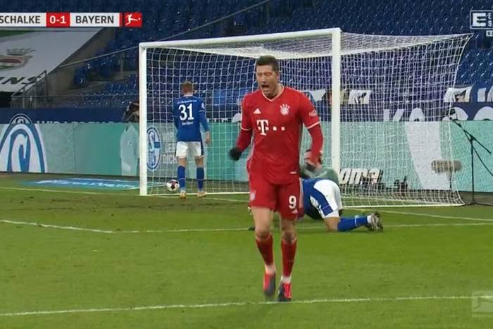 Robert Lewandowski z golem po świetnym podaniu Kimmicha! Bayern znów rozbił Schalke [WIDEO]