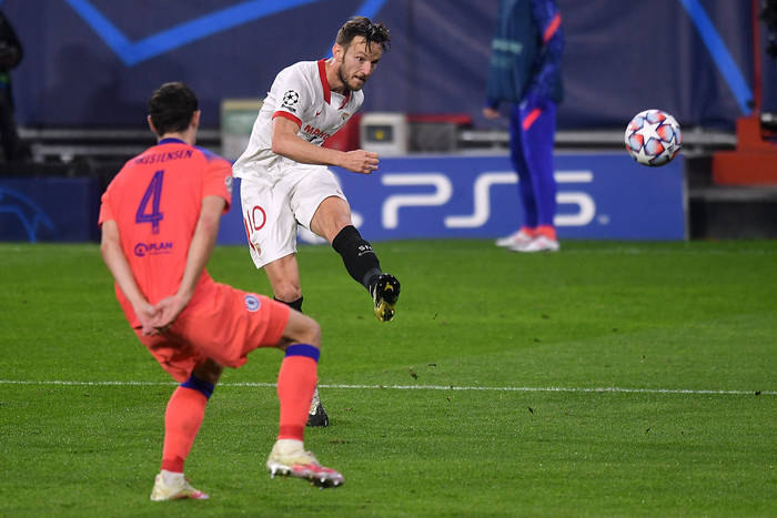 Sevilla rozbiła Valencię w Pucharze Króla. Śliczny gol Ivana Rakiticia [WIDEO]