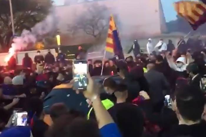 Tłumy kibiców pod Camp Nou przed hitem LM. Nie mogli wejść na trybuny, ale są przy stadionie [WIDEO]