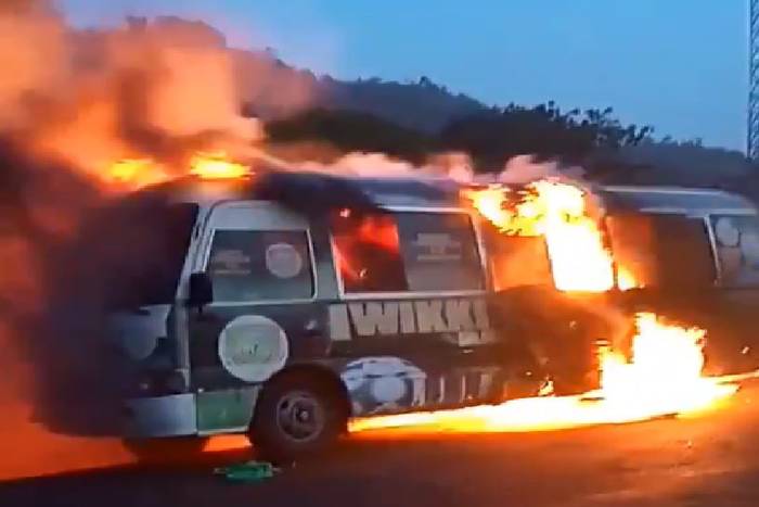 Autokar z piłkarzami zaczął płonąć w trakcie jazdy. O krok od tragedii w nigeryjskiej ekstraklasie [WIDEO]