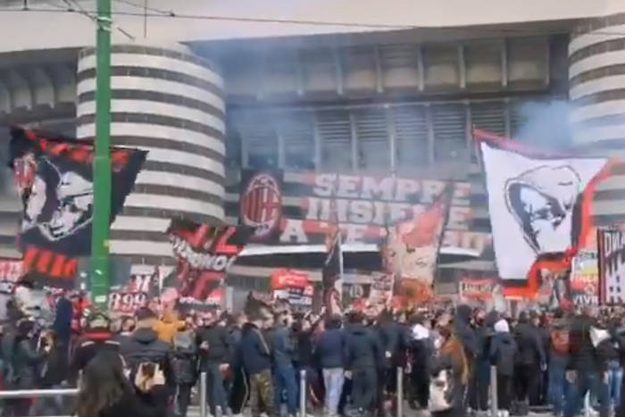 Niesamowite sceny pod San Siro. Kibice Milanu i Interu prowadzą doping przed derbami Mediolanu [WIDEO]