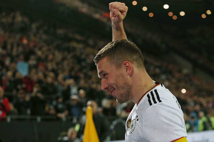 Lukas Podolski nie gryzie się w język. "Zawsze panuje atmosfera chaosu. To jest po prostu komedia"