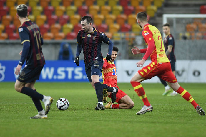 Pogoń Szczecin w końcu wygrała. Jeden gol i grad czerwonych kartek w Białymstoku [WIDEO]