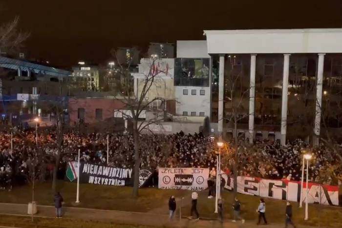 Kibice Legii Warszawa tłumnie przyszli pod stadion. Prowadzili doping, urządzili pokaz pirotechniki [WIDEO]