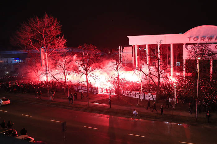 Wirusolog skomentował zachowanie kibiców Legii. "Czy można komuś zabronić być głupim?" Wirusolog skomentował zachowanie kibiców Legii. "Czy można komuś zabronić być głupim?"