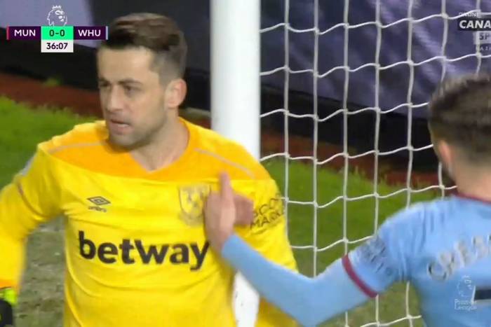 Kapitalna obrona Fabiańskiego nie zatrzymała Manchesteru United. Samobój zdecydował o wyniku [WIDEO]