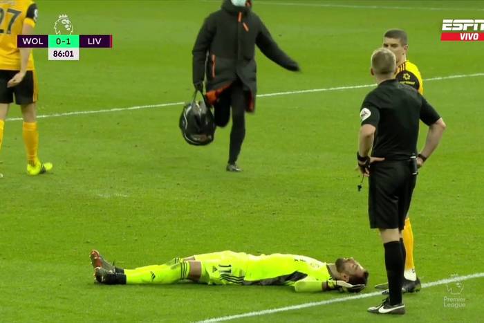 Dramatyczne chwile w meczu Wolverhampton z Liverpoolem. Koszmarne zderzenie w polu karnym [WIDEO]
