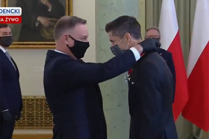 Prezydent odznaczył Roberta Lewandowskiego Krzyżem Komandorskim Orderu Odrodzenia Polski [WIDEO]