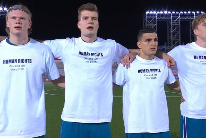 Reprezentacja Norwegii w specjalnych koszulkach. To protest przeciwko mistrzostwom świata w Katarze