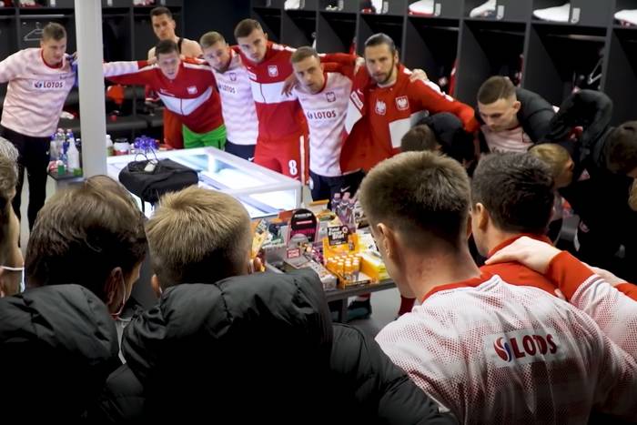  Tak Robert Lewandowski motywował kolegów przed meczem z Węgrami. "Mamy jakość, niech oni biegają" [WIDEO]