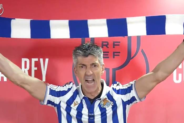 Trener Realu Sociedad zaczął świętować na konferencji prasowej. Zaskoczył wszystkich "trybem kibica" [WIDEO]