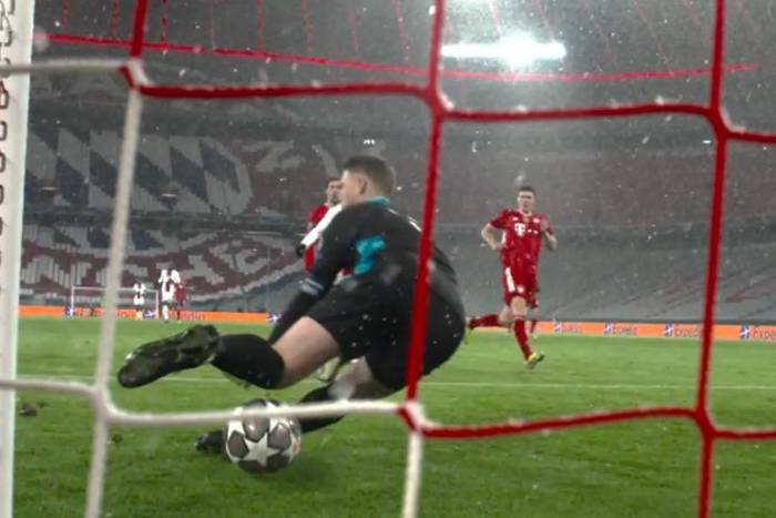 Wielki błąd Manuela Neuera w hicie z PSG! Piłka leciała prosto w niego, przepuścił ją między nogami [WIDEO]