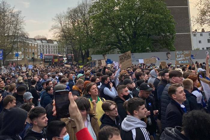 Kibice Chelsea protestują przeciwko Superlidze. Setki fanów przed Stamford Bridge [WIDEO]