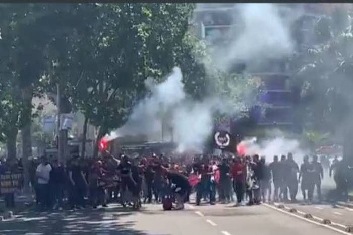 Fiesta kibiców Barcelony przed meczem z Atletico. Fani tłumnie zebrali się pod Camp Nou [WIDEO]