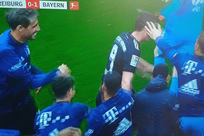 Piękne zachowanie piłkarzy Bayernu. W taki sposób uhonorowano Roberta Lewandowskiego [WIDEO]