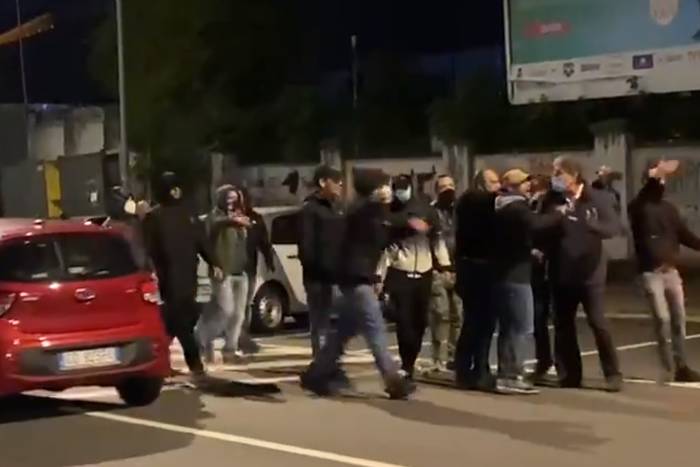 Kibice włoskiego klubu nie wytrzymali. Wściekli czekali na piłkarzy, musiała interweniować policja [WIDEO]