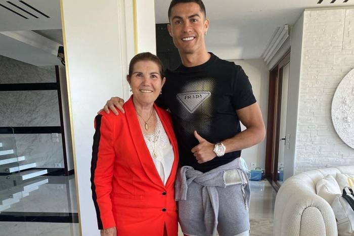 Mama Cristiano Ronaldo już w Turynie. Namówi syna na powrót do Sportingu? [ZDJĘCIA]
