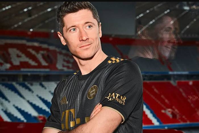 Bayern zaprezentował wyjazdowy trykot na nowy sezon. Wiadomo, kiedy Lewandowski zagra w nim po raz pierwszy