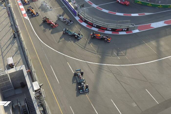 Lewis Hamilton przestrzelił zakręt tuż po restarcie! Triumf Sergio Pereza w niewiarygodnym wyścigu! [WIDEO]