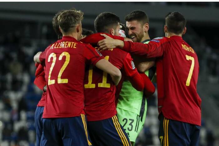 Hiszpanie zaszczepią całą reprezentację na EURO. Zamieszanie po pozytywnym wyniku testu Sergio Busquetsa