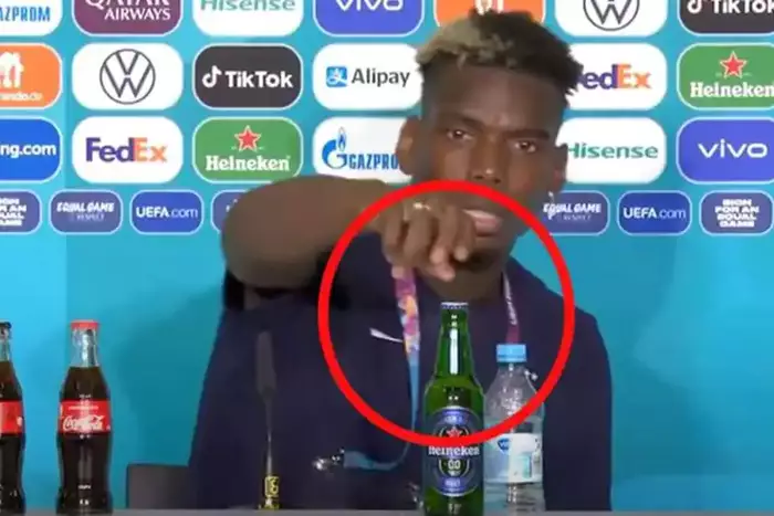 Paul Pogba niemal jak Cristiano Ronaldo. Francuz schował butelkę sponsora podczas konferencji [WIDEO]