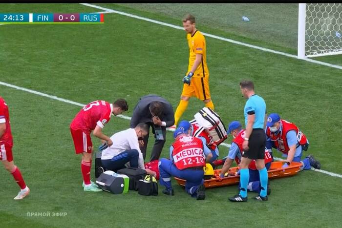 Kolejny groźny uraz na Euro 2020. Reprezentant Rosji trafił do szpitala