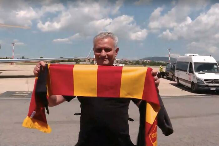 Kibice AS Romy w ekstazie po przylocie Jose Mourinho do Rzymu. "HabeMOUs Papam" [WIDEO]