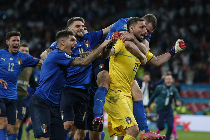 Oni staną się symbolem tego turnieju. Włosi najlepiej przetrwali kryzysy i wygrali siłą grupy