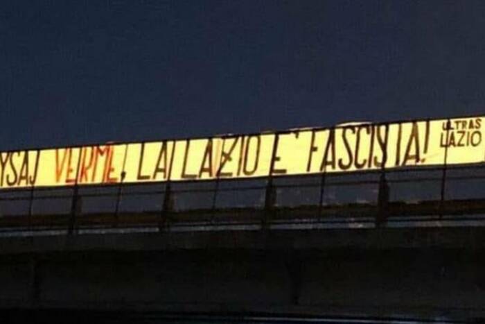 "Robaku, Lazio jest faszystowskie". Skandaliczne zachowanie rzymskich kibiców