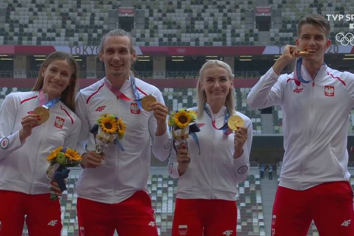 Polscy biegacze odebrali złote medale. Wzruszające chwile na stadionie w Tokio [WIDEO]