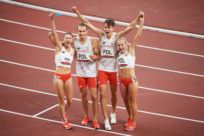 Polacy chcieli wykonać piękny gest na olimpijskim podium. Zagrożono im... dyskwalifikacją