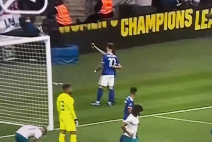 Kibic wszedł na boisko i zrobił sobie selfie z graczem Leicester. Kuriozum w meczu o Tarczę Wspólnoty [WIDEO]