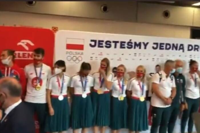 Polscy medaliści wrócili z Tokio. Wzruszające przywitanie na lotnisku [WIDEO]